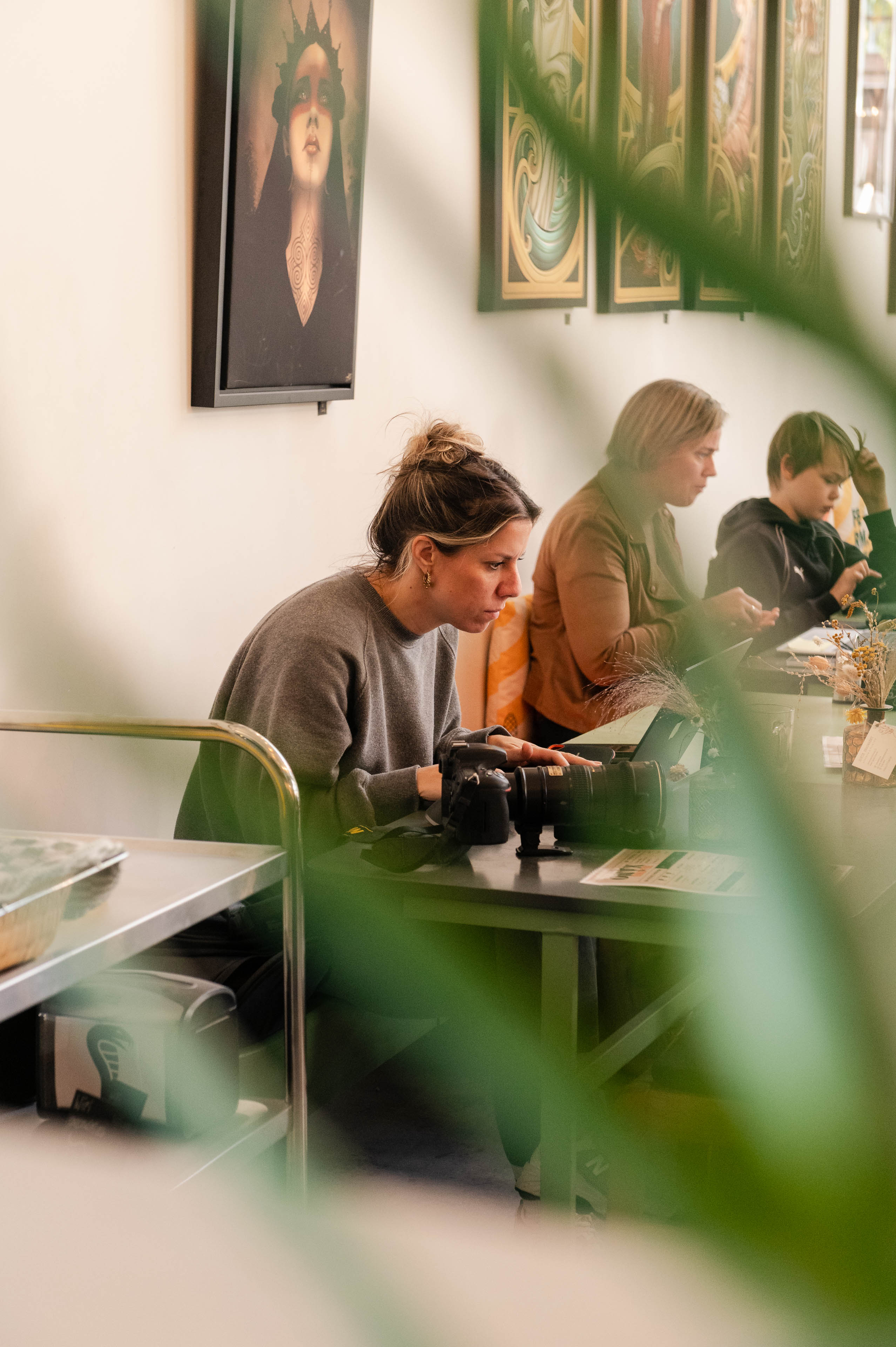 Maaike aan het werk met haar camera